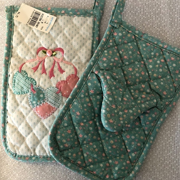 Victorian Hearts Kitchen Towels & Two Oven Mitts + HomeSweetHome Potholders - Picture 3 of 11